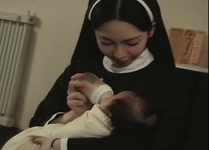 (SOUND)赤ちゃんの世話をする修道女（カリーナ）