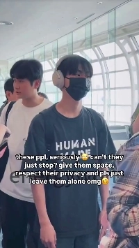 (SOUND)アイドルファンを追いかけて空港職員にぶつかりそうになった。