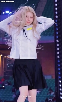 学生服、黒いパンツ、白い太ももを着たキキ・ハネム