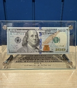 チキンレストランのオーナーは為替レートの下落を感じています。