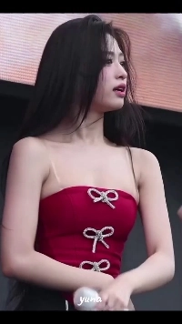 (SOUND)Baby Monster アヒョンの赤いコルセットを横から見て、上の胸の谷間が流れる