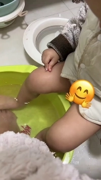 (SOUND)お母さん、水が冷たすぎるよ