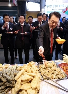 閣議には多忙な機関の長が集まり、大統領の役割を果たします。jpg