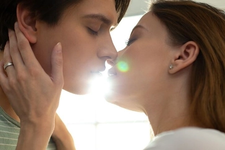 ドイツでガールフレンドにキスした翌日男性死亡