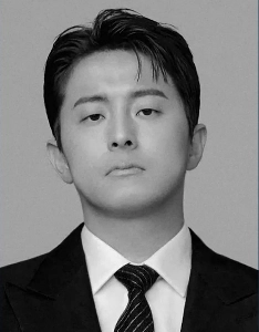 10年間一度も番組を降板せずに『アローン』に出演した唯一の出演者。