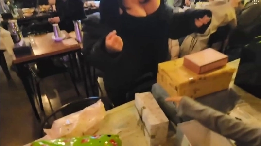 (SOUND)パク・ハアクはチャン・ジスの誕生日パーティーに胸の谷間を露出した黒のマイクロスカート姿で登場した。