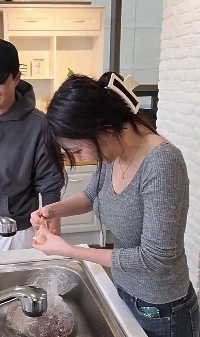 (SOUND)フロアで練習するスリョン・スリョン。ヘビーグレーのリブジーンズがフィットします。