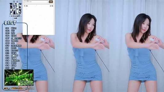 (SOUND)ライトブルーのシワ加工オフショルダードレス パク・ハアクの体格は本当にヤバい。