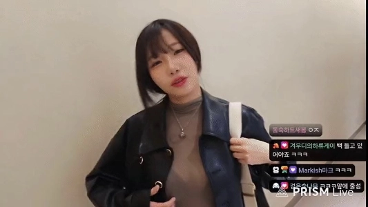 スリョン・スリョンの革ジャンの下にある黒いブラジャーが透けています。