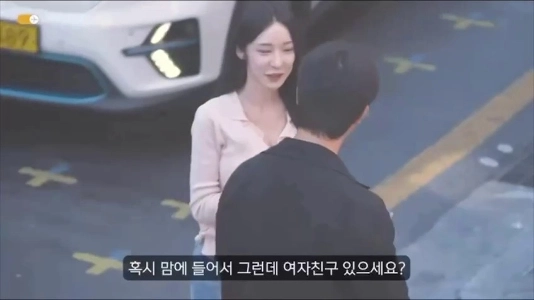 可愛い女の子にいじめられた後の男の反応。 gif