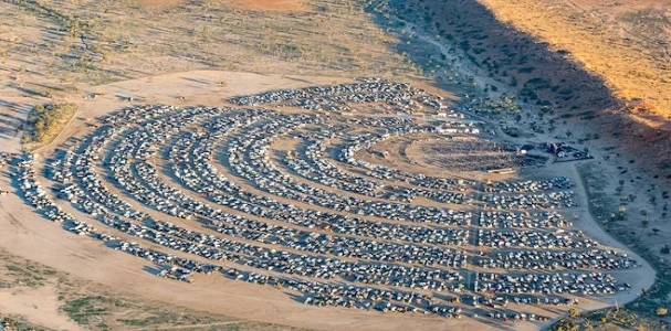 オーストラリアの砂漠にある謎の古代遺跡