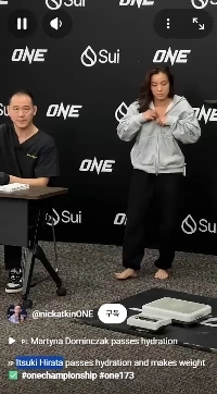 (SOUND)日本の女子格闘技選手の計量中の体