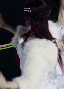 アイブ・リーズを少し上から撮ったもの。白いチューブトップが過去最高の谷間を露出。