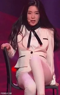 デビュー当時のRed Velvetアイリーン。白いパンツを着て椅子で踊るYゾーンのレジェンド