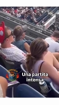 (SOUND)アメリカの野球場にパートナーのいないカップルㄷㄷ