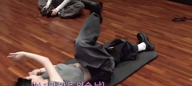 (SOUND)振り付けを練習するアイレット・ミンジュ、灰色の汗をかいた骨盤が床に押し付けられる