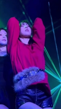 レザーホットパンツ、ユ・アユ、お尻を披露するユヒョン、露骨なカメラウォーキング