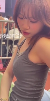 荷物を取り出す際にファンと目を合わせたキム・チェウォンは、ムンムンとしたゴルギナシフェロモンを誇示した。