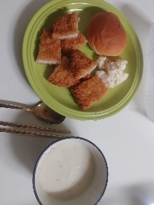 夜食を食べます