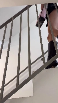 (SOUND)階段を下りてくるお姉さん