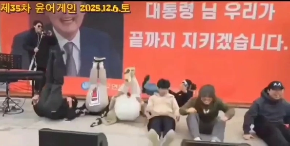 拘置所にユン・ドゥチャンの誕生日テーブルを用意した人が2人います（笑）。