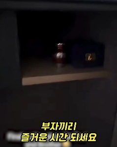 15年前に父親から受け継いだ金庫を開けた女性