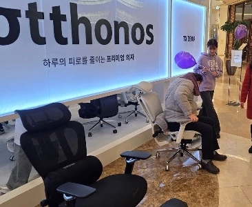 ご購入前に椅子に座ってください。