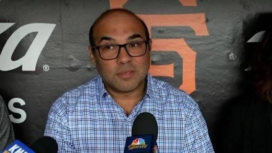 正直に言うと、私はアメリカの祝日ごとにイ・ジョンフにプレゼントをあげなければなりません。