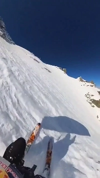 (SOUND)スキー中に雪崩に遭遇した男性。