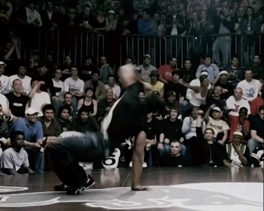 B ボーイは足が不快だったので上半身を鍛えました。gif