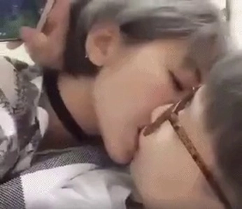 ゲームを中断するガールフレンド