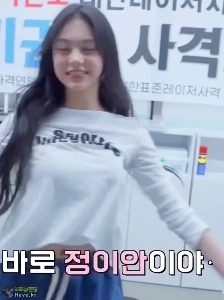 [ハート・トゥ・ハート] イアンは白い T シャツの胸を 2 回叩き、左右に振ります