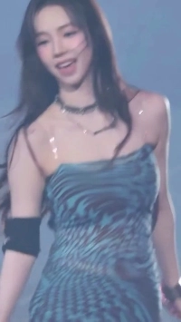 横から見たカリーナ。水色の星+斑点のあるオフショルダーのなびく動き。