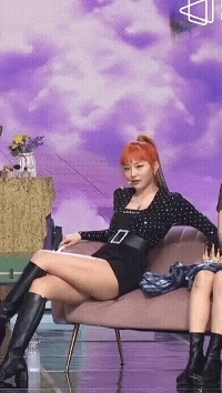 スルギはソファで太ももを披露し、後で恥ずかしさを隠します