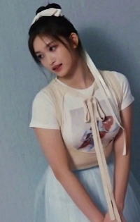 胸元のボリュームを強調したアイブの半袖Tシャツ