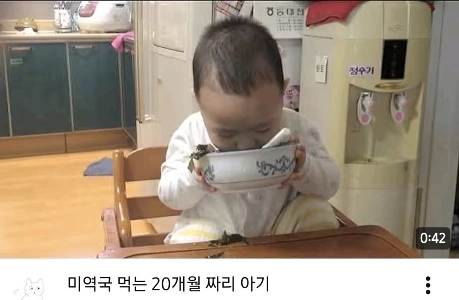 わかめスープを食べる生後20ヶ月の赤ちゃん