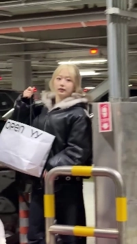 オ・ヘウォンは挨拶を妨害する警備員に恐る恐る反抗する。