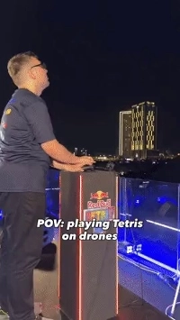 ドローンでテトリスをプレイするレッドブル