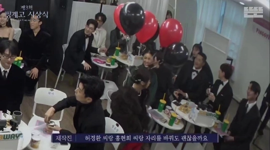 (SOUND)ホ・ギョンファン、授賞式出席中に転びそうになった瞬間の芯の強さ