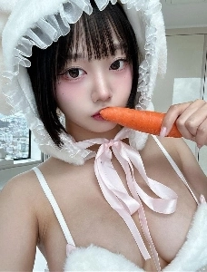 手に太くて長いものを持っている巨乳女性