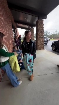 (SOUND)父親が学校に迎えに来るのを見て娘が逃げる