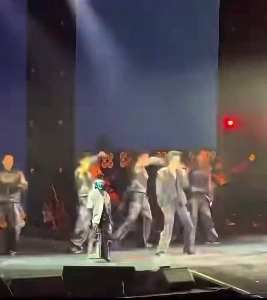 (SOUND)ロボットダンスを披露する中国のバックグラウンドダンサー