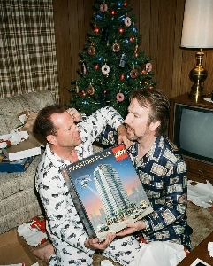 [AI] ナカトミプラザの建物を巡って争う二人の男.jpg