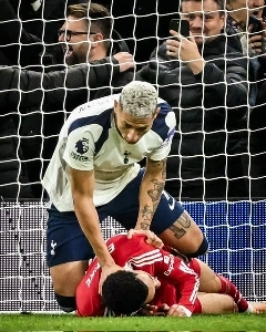 ???:動くな、即逮捕だ!!!