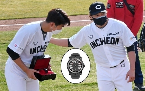 チュ・シンスは背番号を返上したイ・テヤンに時計をプレゼントした。