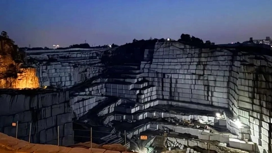 益山の採石場をリサイクルして作ったカフェ