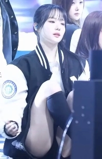 トリプルSのユン・ソヨンは床に座り、黒いホットパンツ、お尻からスタート