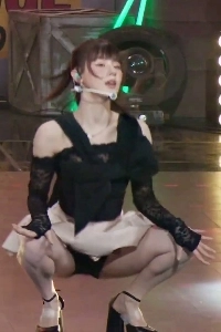 ミヨンさん、公共放送でダンスを踊りながら上下に跳ねる子供たち