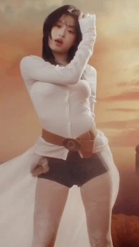 Baby Monster アヒョンの太ももがSラインのボディラインを強調