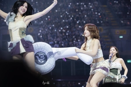 モモのパタに飛んでいくミナ